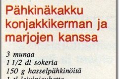 Pahkinakakku konjakkikerman ja marjojen kanssa